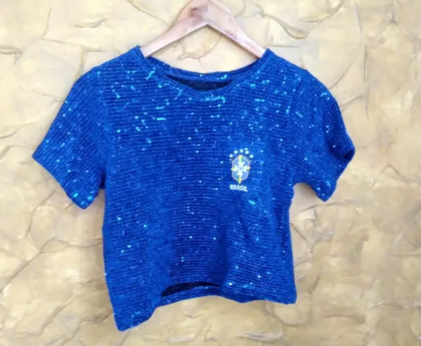 Cropped todo em paetês azul com símbolo Brasil 