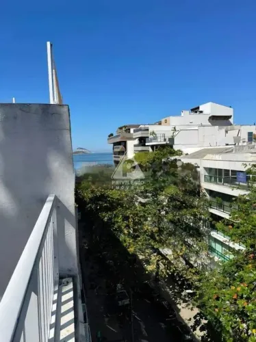 Cobertura Triplex de Luxo na Quadra da Praia do Leblon 4 Quartos, Piscina e Sauna