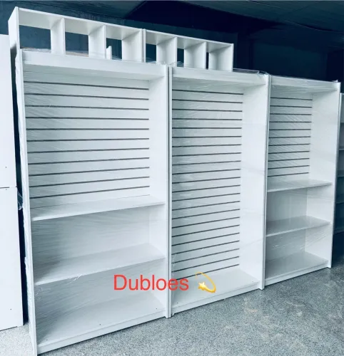 Conjunto de prateleiras para loja Canaletado