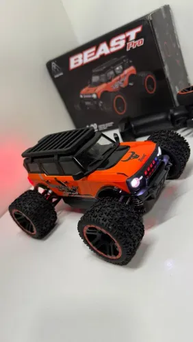 Auto modelo 4x4 jeep escala 1/20 com muito detalhe 