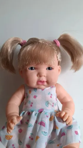 Boneca linda brinquedo 