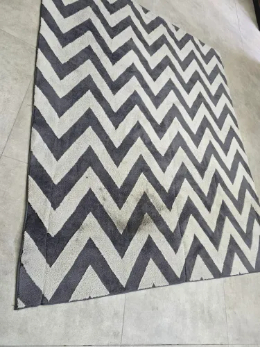 Tapete Chevron Cinza e Branco Zigue Tok&Stok 