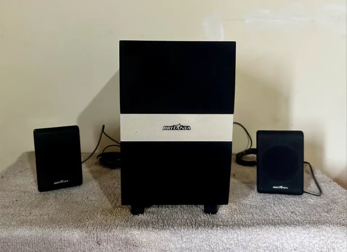 Caixa de som trio subwoofer.