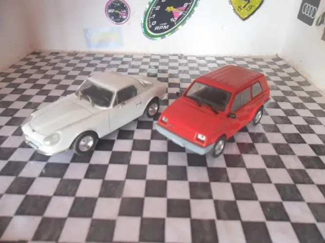 Com pequenas marcas de poeira 2 miniaturas Gurgel e DKW Malzoni GT escala 1/43