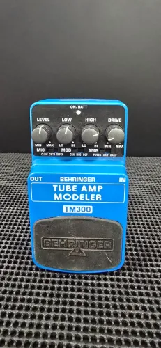 Pedal Behringer Tube Amp Modeler TM300 (aceito trocas)