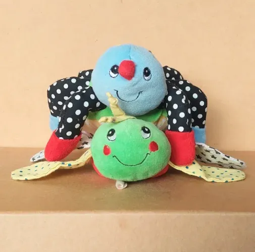 brinquedo - pelúcias insetos aranha e libélula de retalhos coloridas (usadas)
