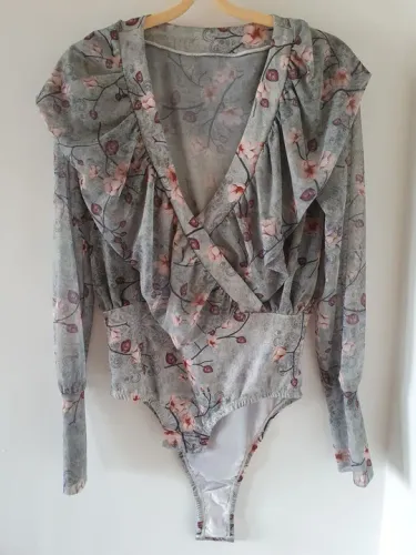 Body de renda floral cinza
