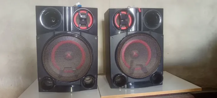 PAR DE CAIXAS MINI SYSTEM LG CM8360 1.800 watts