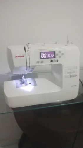Máquina Eletrônica Janome 2030DC Semi-nova 