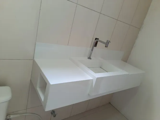 Pia de banheiro suspensa em porcelanato branco