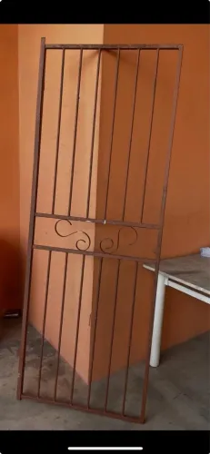 Porta de ferro com grade