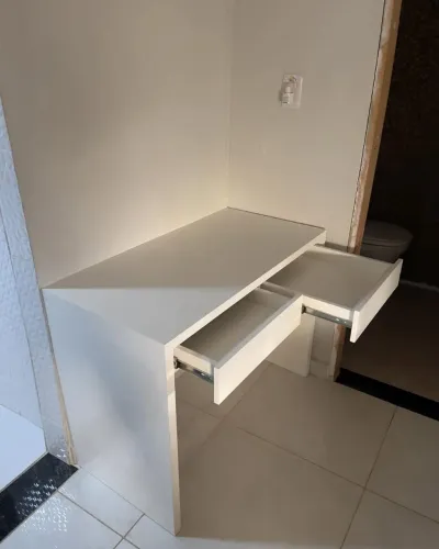 Gaveteiro branco com duas gavetas