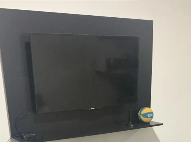Painel para TV até 55 pol com prateleira