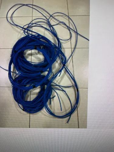 Cabo de rede azul cerca de 6O metris