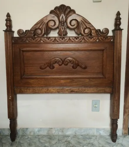 Cabeceira de cama de solteiro. Esculpida em madeira maciça, no estilo Chippendale.