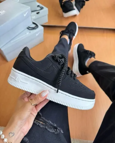 Tênis Nike Air Force 1 - Preto com Sola Branca