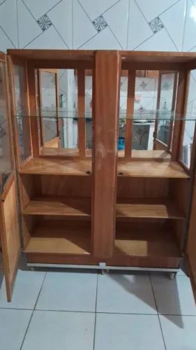 Cristaleira de madeira com carrinho de inox