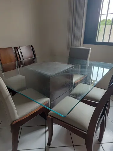 Mesa base de madeira e tampo de vidro com 6 cadeiras