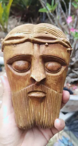 Rosto esculpido jesus cristo em madeira