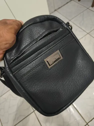 Bolsa masculina preta de ombro 
