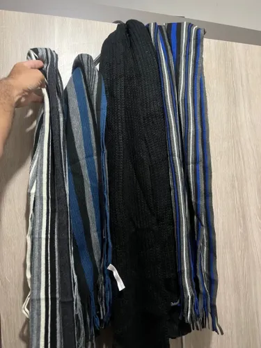 Quatro echarpes comprados na Europa