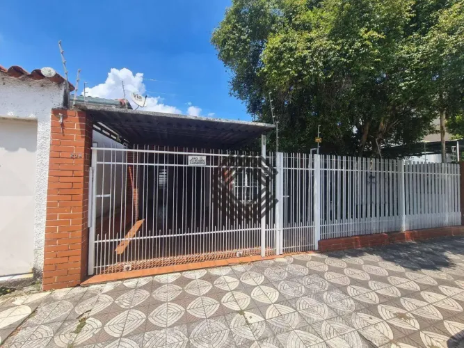 Casa com 03 quartos à venda no Jardim Faculdade em Sorocaba/SP.