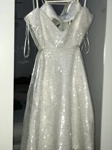 Vestido branco de lantejoulas 