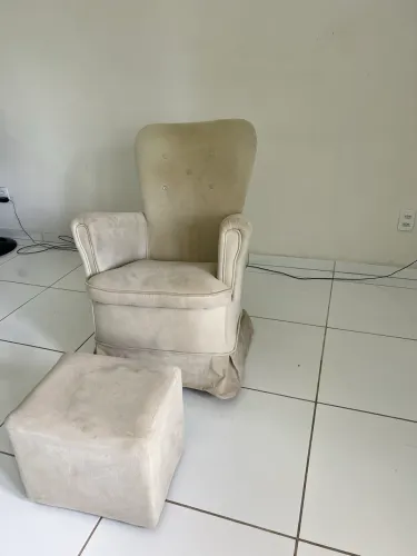 Poltrona de Amamentação com Puff