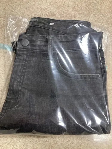 Calça Jeans Preta com Detalhes Rasgados