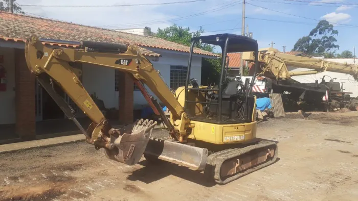 MINI ESCAVADEIRA CATERPILLAR 303.5 ANO 2014