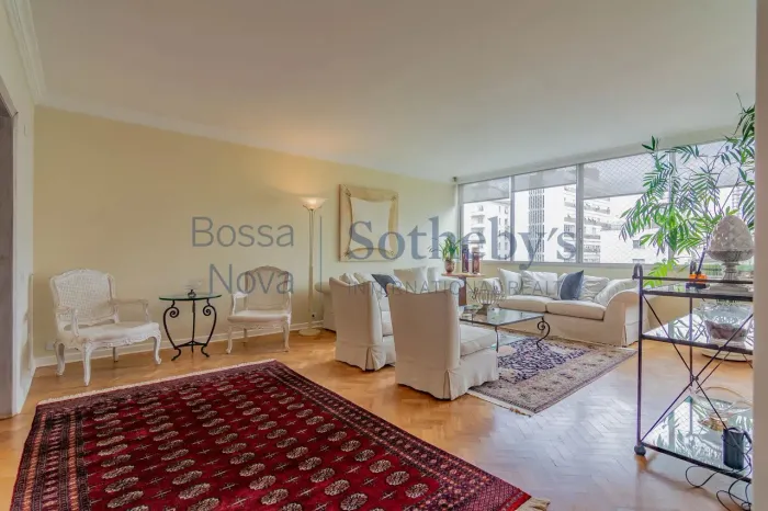 Apartamento com janelões e vista livre no Jardins