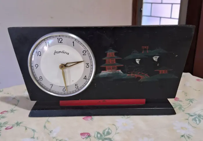 Relógio de mesa antigo Arcordina com design oriental