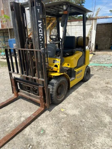 Empilhadeira Hyundai 2,5 ton - triplex com deslocamento - ano 2013 a gas