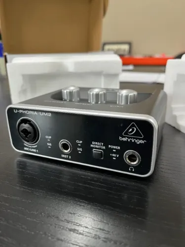 Interface De Áudio Behringer U-phoria Um2 Preta (Usado)