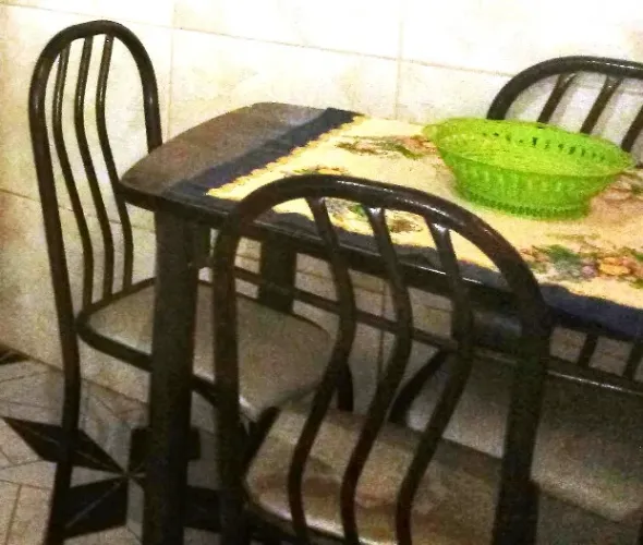 Mesa c/ 4 cadeiras  de ferro estofadas 
