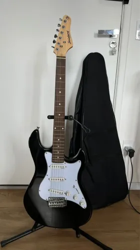 Guitarra Strinberg  STS100 com afinador (modelo raro) + amplificador