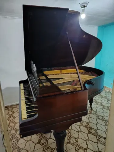 Vende-se um piano de cauda, relíquia