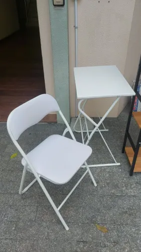 Escrivaninha branca com cadeira