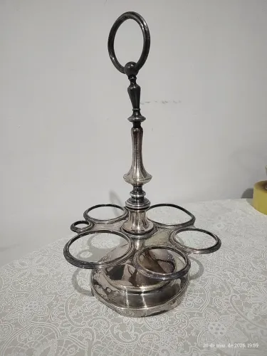 Galeteiro em metal prateado no estado