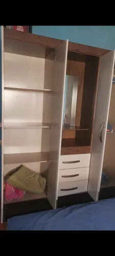 GUARDA ROUPA SOLTEIRO 6 MESES DE USO. Cor: bege