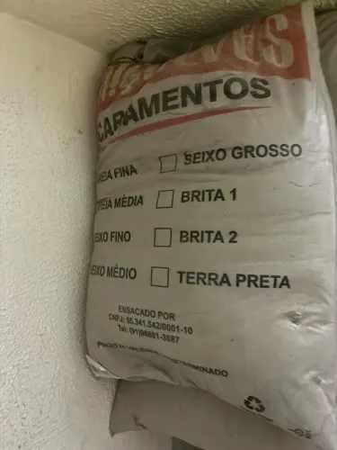 Sacas de areias R$10 cada, tem 13 sacas de 20 KG. Chama no zap *69