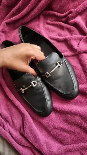 Mocassim preto moderno feminino 