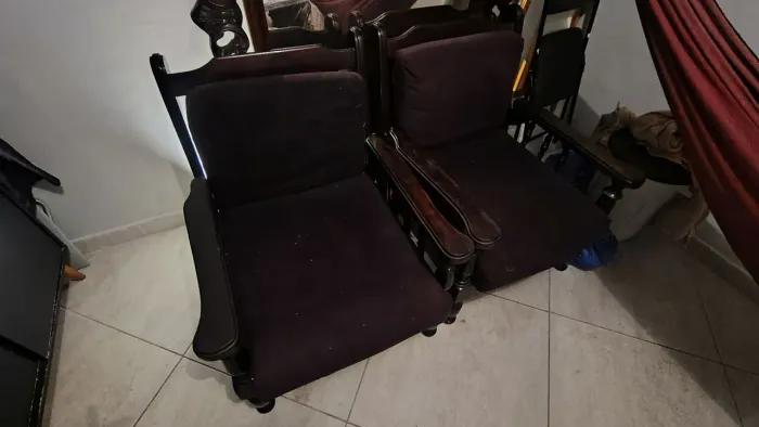 Poltronas de madeira maciça