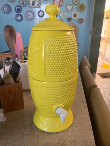 Antigo filtro de água amarelo 