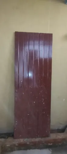 Porta em madeira maciça pintada