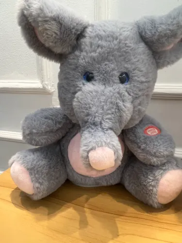 Elefante de pelúcia que vibra, dança e emite sons