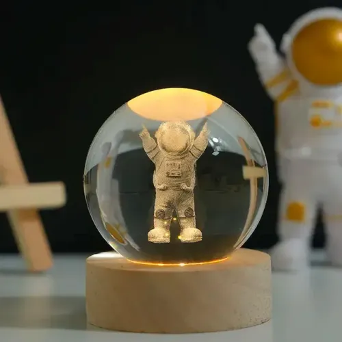 Luminária Astronauta De Mesa Bola De Cristal 3d Base Madeira Decorativa Cúpula 