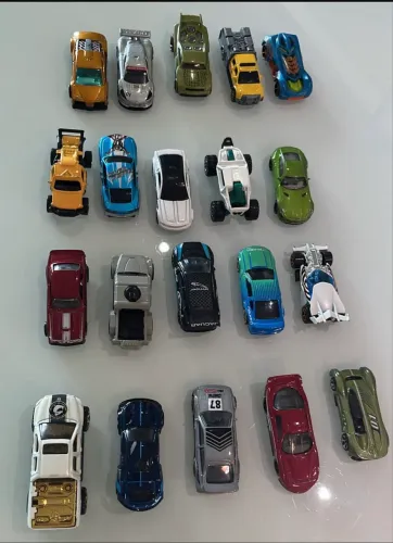 20 carrinhos hot wheels