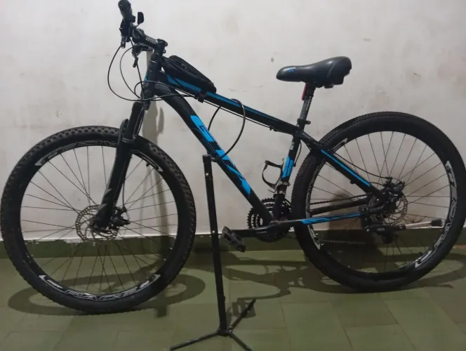 Bicicleta aro 29 azul GTA peças Shimano.