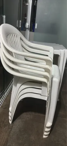 Cadeiras plásticas + mesa
